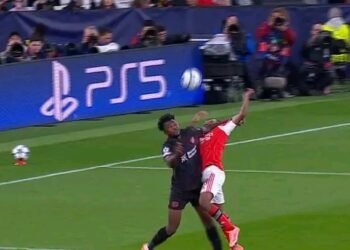 O lance que levou o Benfica a pedir grande penálti dá muito que falar