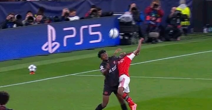 O lance que levou o Benfica a pedir grande penálti dá muito que falar