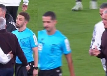 José Mourinho furioso confronta árbitro