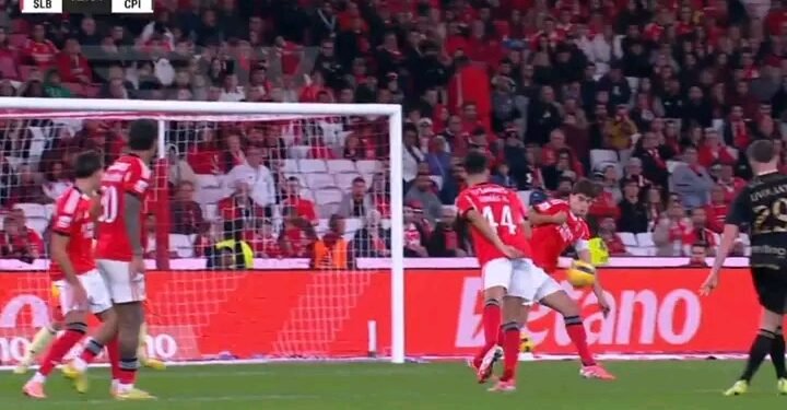O polémico penálti contra o Benfica que deixou José Mourinho furioso