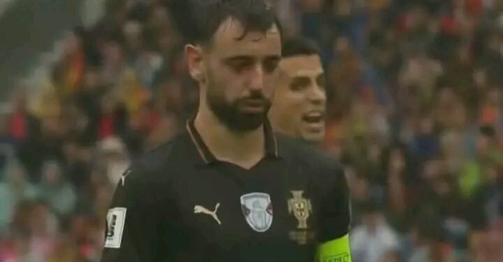 Bruno Fernandes não deixou Cancelo bater um penálti e a reação está a correr mundo