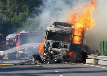 Camião “totalmente consumido pelas chamas” obriga ao encerramento de via na A4