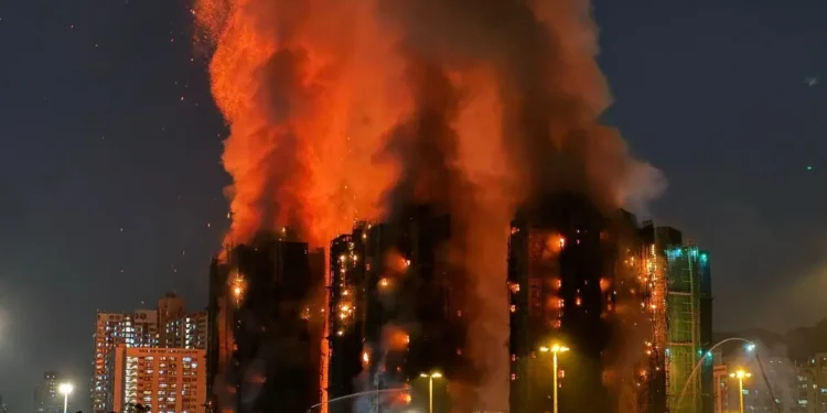 Pelo menos 36 mortos e 279 desaparecidos num incêndio em Hong Kong