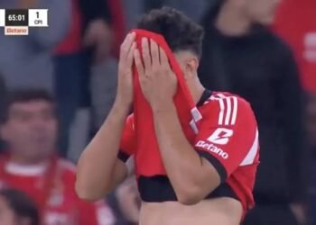 Insólito: Trubin defende penálti, mas Tomás Araújo faz autogolo. Assista ao momento