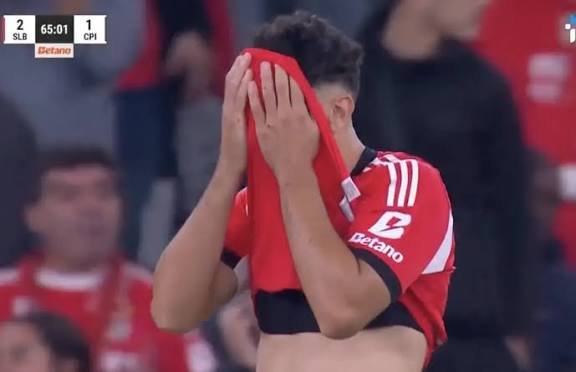 Insólito: Trubin defende penálti, mas Tomás Araújo faz autogolo. Assista ao momento