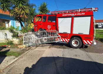 Três bombeiros feridos em despiste contra muro de casa em Montemor-o-Velho