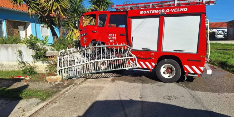 Três bombeiros feridos em despiste contra muro de casa em Montemor-o-Velho