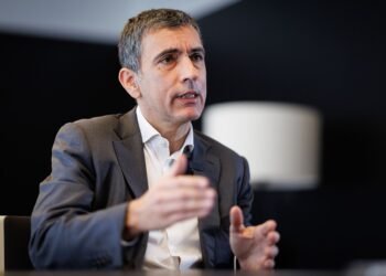 Presidente do Vitória atira-se à arbitragem do jogo com o Benfica