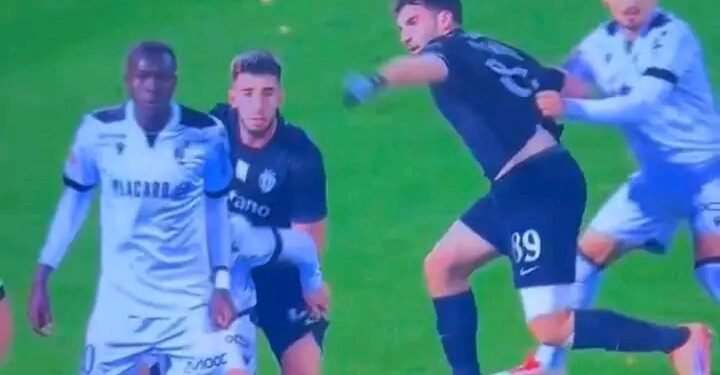 Sporting pediu penálti neste lance, o VAR negou.