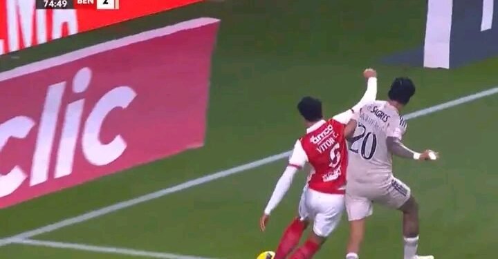 O lance do terceiro golo do Benfica que acabou anulado por falta