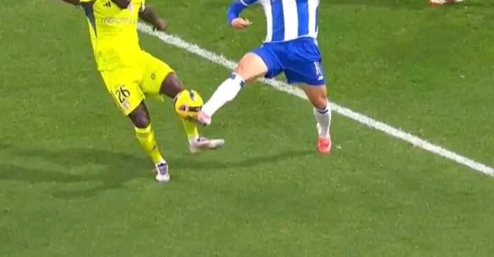 (VÍDEO) O lance que deu no penálti para o FC Porto contra o AVS