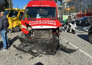 Colisão entre ambulância e carrinha de valores faz cinco feridos e corta trânsito na Avenida dos Aliados no Porto