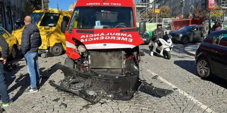 Colisão entre ambulância e carrinha de valores faz cinco feridos e corta trânsito na Avenida dos Aliados no Porto
