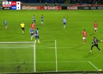 erro inacreditável de Gabriel Batista e golo de Samu. Ora veja