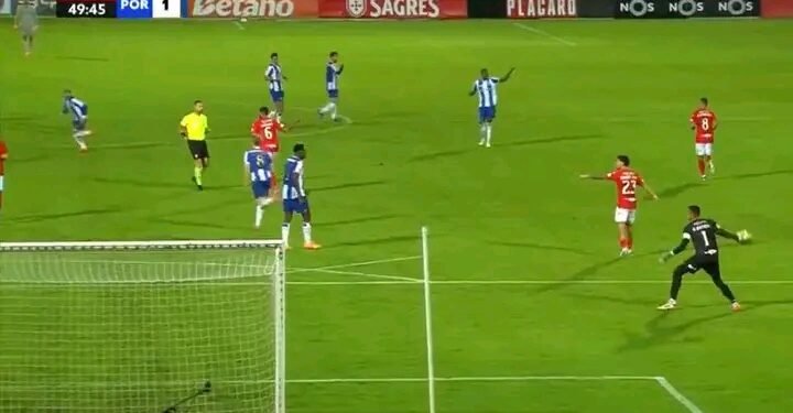 erro inacreditável de Gabriel Batista e golo de Samu. Ora veja