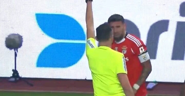VIDEO: A expulsão de Otamendi que o impede de jogar contra o FC Porto