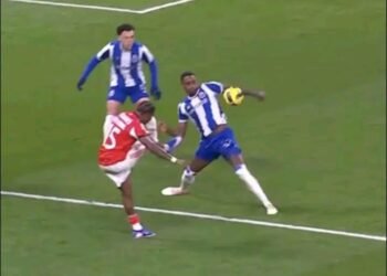 VIDEO: Benfica reclama de pênalti claro mas Fábio Veríssimo ignorou