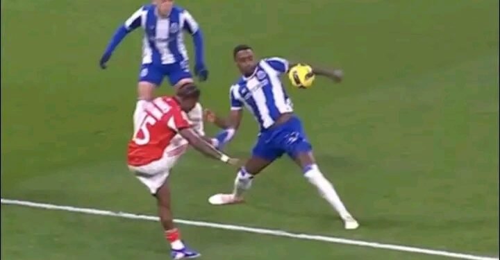 VIDEO: Benfica reclama de pênalti claro mas Fábio Veríssimo ignorou