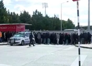 200 adeptos do Benfica cercaram o plantel no Seixal