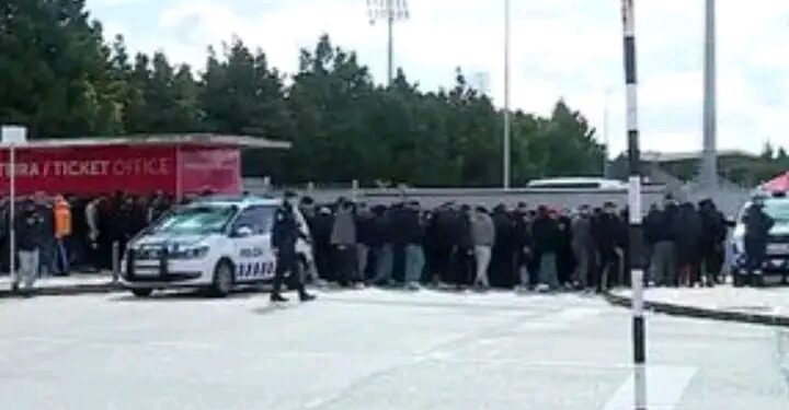 200 adeptos do Benfica cercaram o plantel no Seixal