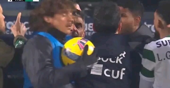 Matheus Reis foi expulso e teve de ser forçado a sair do campo