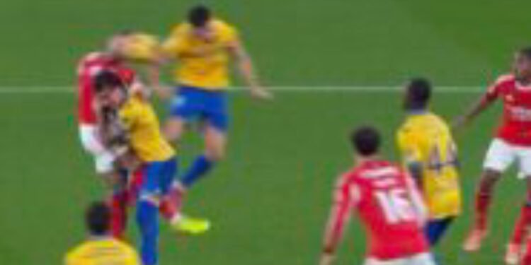 (VÍDEO) O lance que deu no pénalti a favor do Benfica contra o Estoril