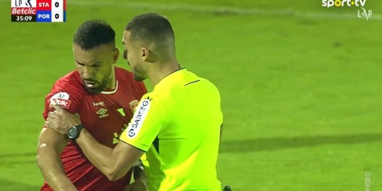Insólito no Santa Clara-FC Porto: árbitro agarrou Luís Rocha e a reação foi esta