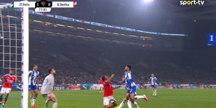 O lance que o Barreiro reclama Penálti mas o árbitro ignorou dá muito que falar