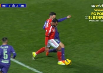 VIDEO: O lance que deu pênalti a favor do Benfica dá muito que falar