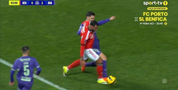 VIDEO: O lance que deu pênalti a favor do Benfica dá muito que falar