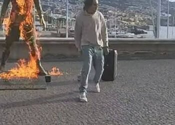 Homem filma-se a incendiar estátua de Cristiano Ronaldo na Madeira