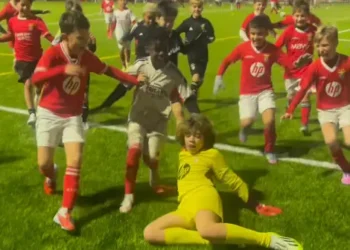 Crianças da escola do Benfica imitam golo de Trubin ao Real Madrid