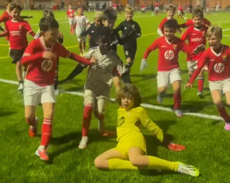 Crianças da escola do Benfica imitam golo de Trubin ao Real Madrid