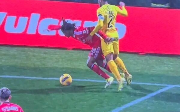 O lance do penálti anulado ao Benfica após consulta do VAR já corre o mundo
