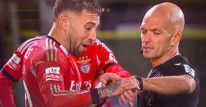 Otamendi agarrou no braço de Luís Godinho, ficou viral e já se sabe o motivo