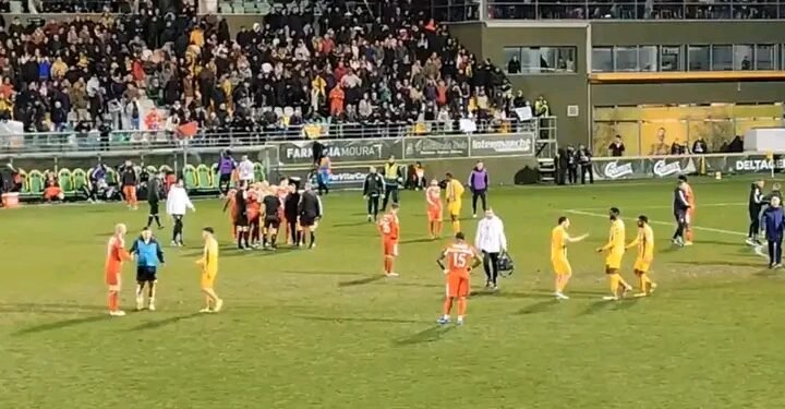 VIDEO: Jogadores do Benfica incrédulos exigem explicações pelo empate do Benfica