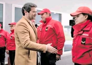 André Ventura ignorado pela uma bombeira