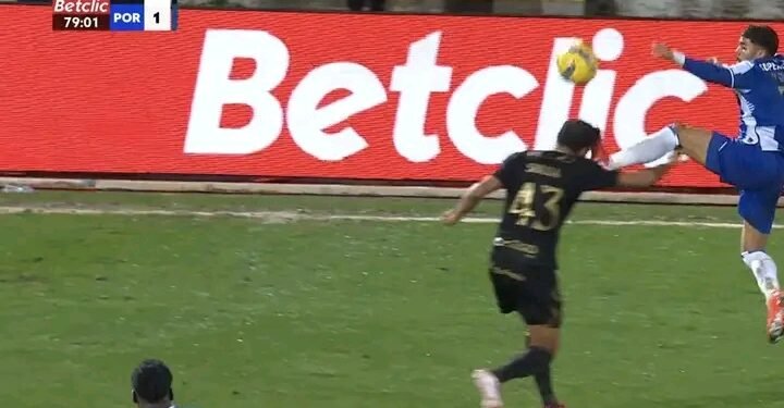 VIDEO: William Gomes expulso com um vermelho direto após deixar o adversário a sangrar