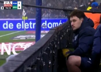 Apanha-bolas do FC Porto esconderam a bola para atrasar o jogo e deram-se mal