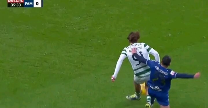VIDEO: Sporting ficou a pedir pênalti neste lance mas o árbitro ignorou e já é viral
