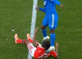 Camavinga pisou a cabeça de Leandro Barreiro e nem cartão amarelo levou