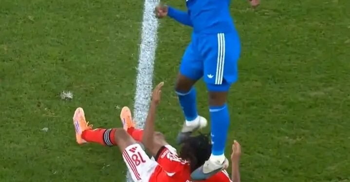 Camavinga pisou a cabeça de Leandro Barreiro e nem cartão amarelo levou