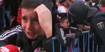 Polícia espanhol reconfortou criança que chorava após os confrontos com os adeptos do Benfica