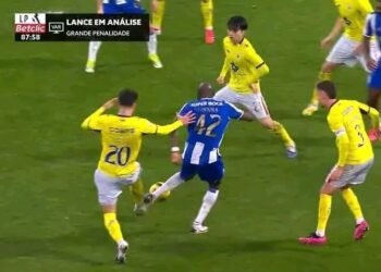 O lance do polémico penálti a favor do FC Porto contra o Arouca