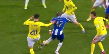 O lance do polémico penálti a favor do FC Porto contra o Arouca