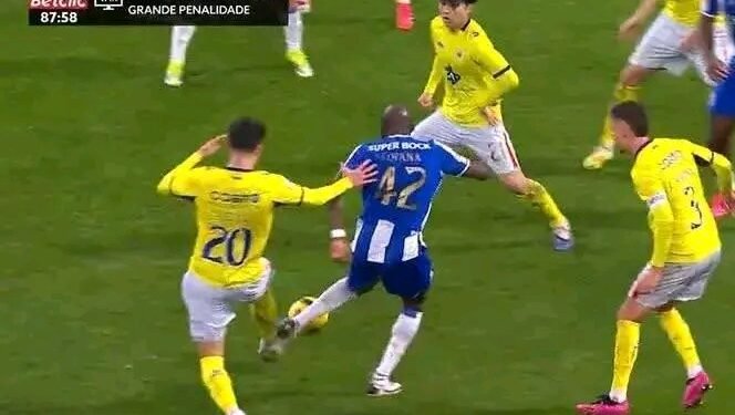 O lance do polémico penálti a favor do FC Porto contra o Arouca