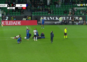 Baroan fratura perna após lance com Luis Suárez. Jogadores de mãos na cabeça