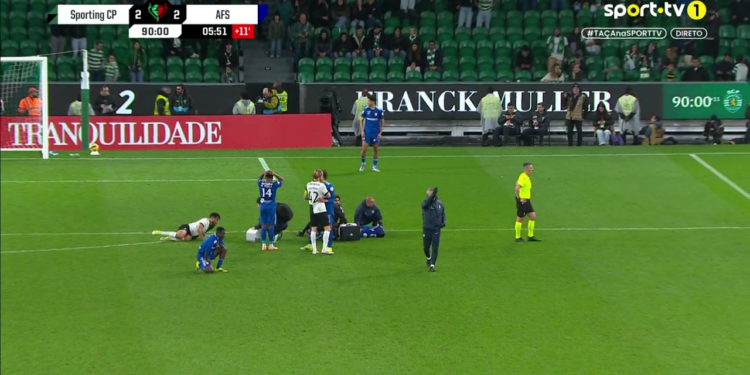 Baroan fratura perna após lance com Luis Suárez. Jogadores de mãos na cabeça