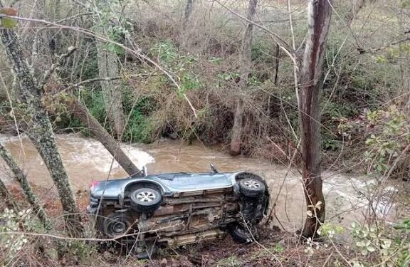Casal de idosos ferido em queda de carro numa ribanceira de Mirandela