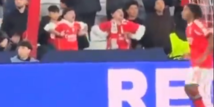 Rio Ferdinand partilha imagens de adeptos do Benfica a imitar macacos